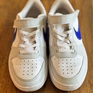 Nike White and Blue Sneakers Classic Low-Top Design